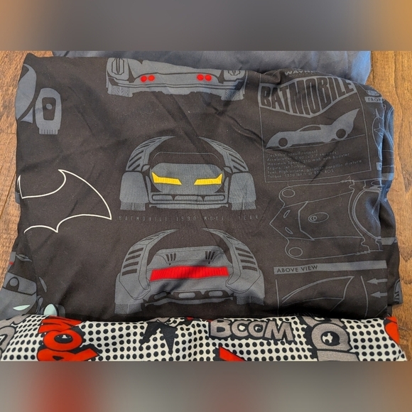 Batman linens Twin size, 2 flat 1 fitted polyester, includes  Small batman plush - Picture 3 of 8